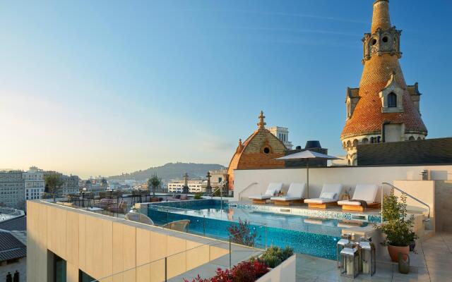 2 Bedrooms Ultimate ME+ Suite with balcony and with city view