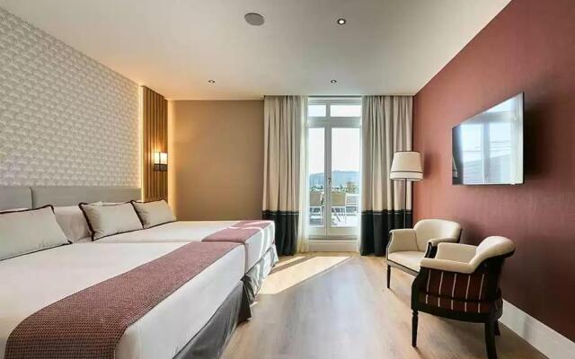 Barcelona Deluxe Pool Suite