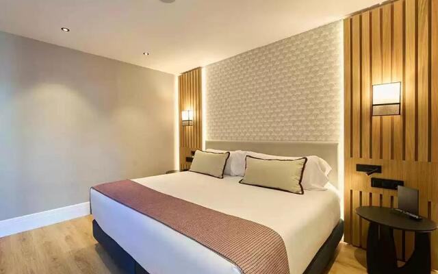 Deluxe Pool Suite