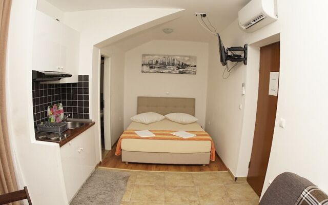 Inviting Apartment 14 Sleeps 3 Guests