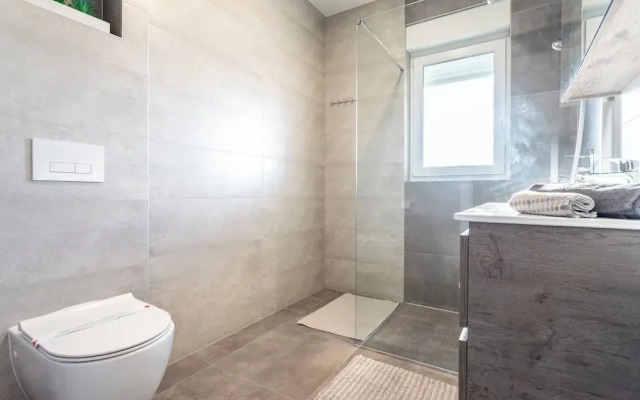Luxury Modern Penthouse w Jacuzzi & Huge Terrace