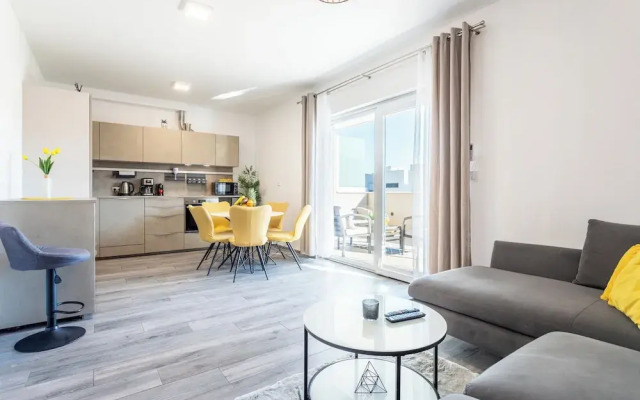 Luxury Modern Penthouse w Jacuzzi & Huge Terrace
