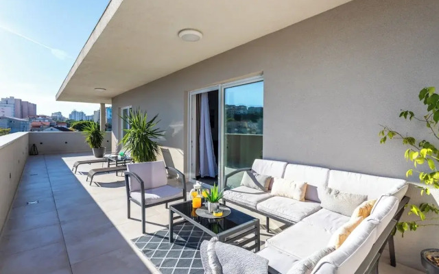 Luxury Modern Penthouse w Jacuzzi & Huge Terrace