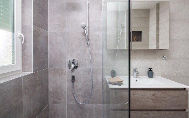 Luxury Modern Penthouse w Jacuzzi & Huge Terrace