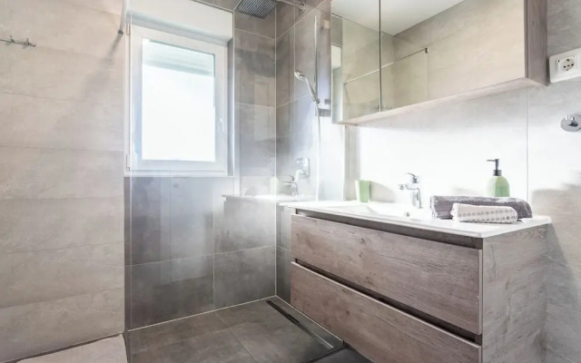 Luxury Modern Penthouse w Jacuzzi & Huge Terrace