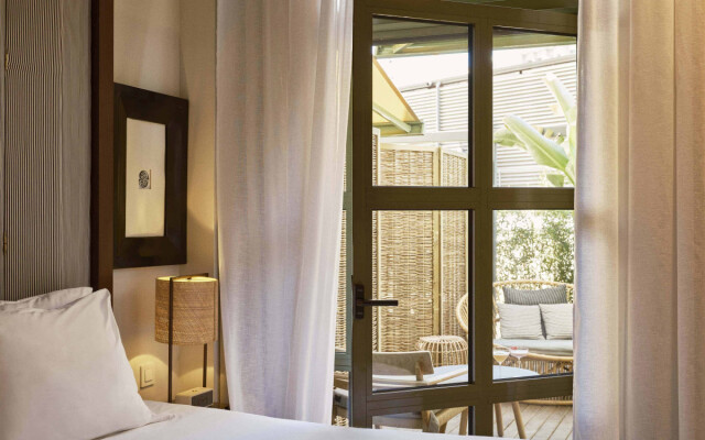 Interconnected Terrace room