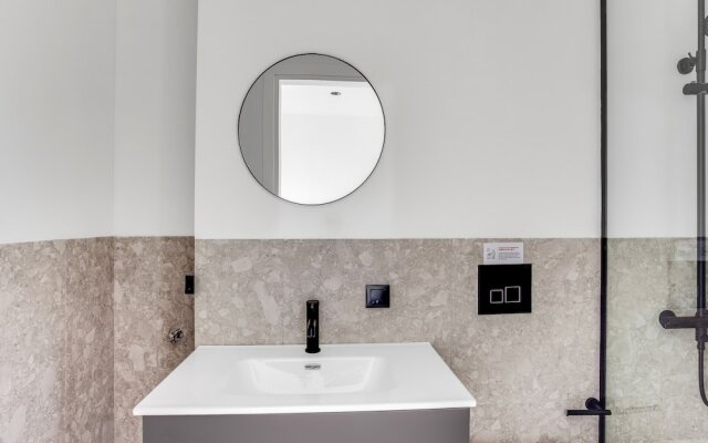 Sanders Arch – Compact 1-bdr Apt w Balcony