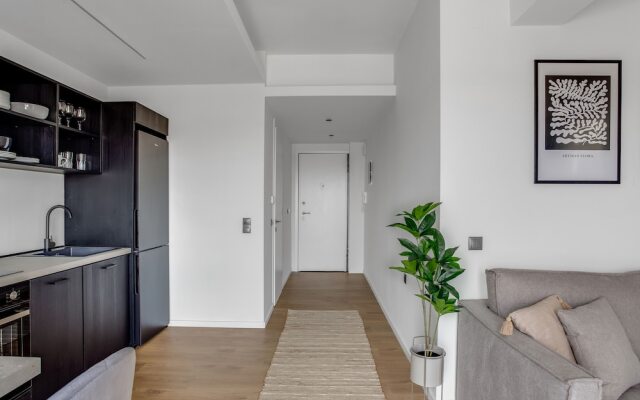 Sanders Arch – Minimalistic 1-bdr Apt w Balcony