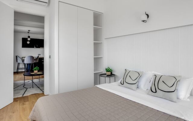 Sanders Arch – Smart 1-bdr Apt w Balcony