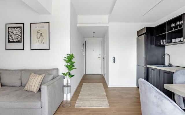 Sanders Arch – Treasured 1-bdr Apt w Balcony