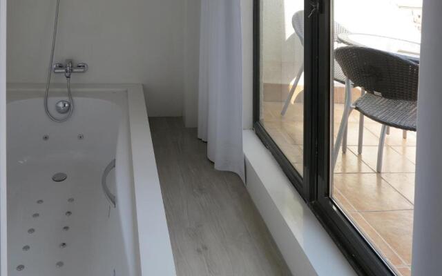 Suite with city view