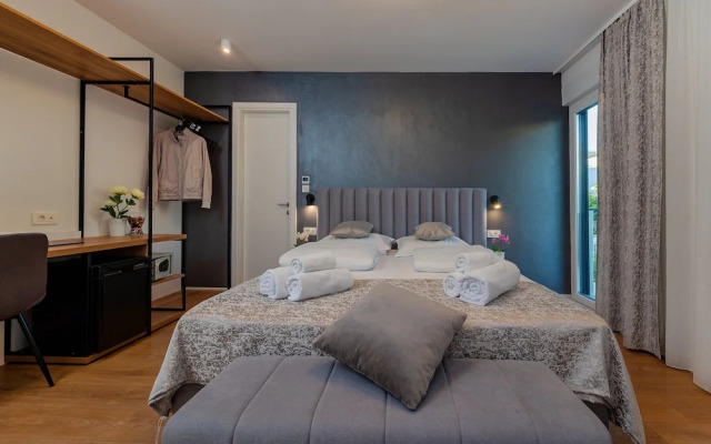 Deluxe Double room with balcony and with garden view