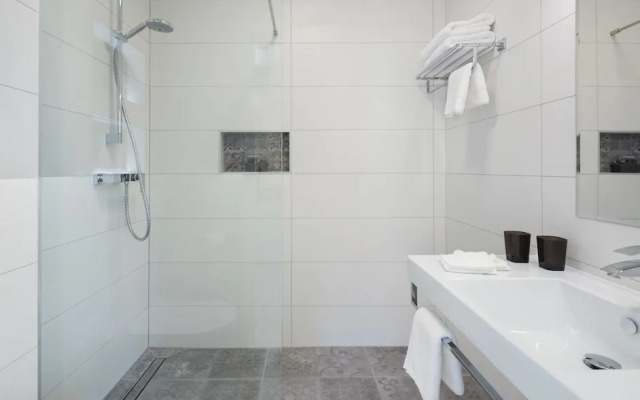 Luxury Single Suite with partial sea view