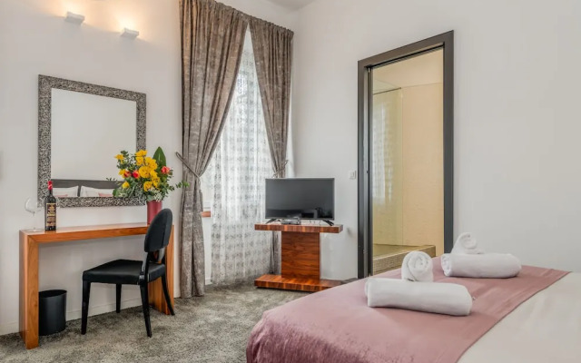 Deluxe Suite with park view