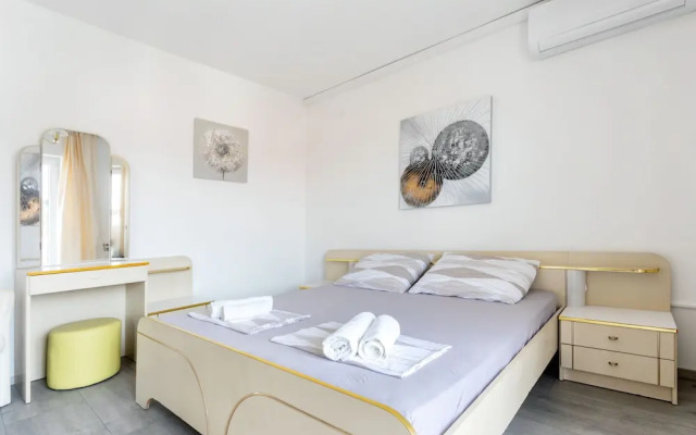2 Bedrooms Comfort Apartment with balcony and with sea view