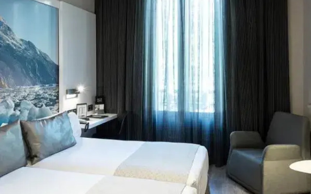 Room with Views of the Gran Vía Street